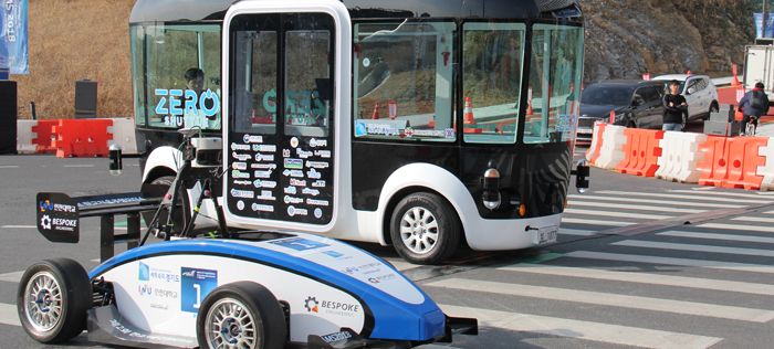 Gyeonggi-do Province's 'Zero Shuttle' and Incheon University's autonomous formula test drive at the 2nd Pangyo Autonomous Motor Show held at the Pangyo 2nd Techno Valley in Seongnam City, Gyeonggi-do Province on Nov. 15.